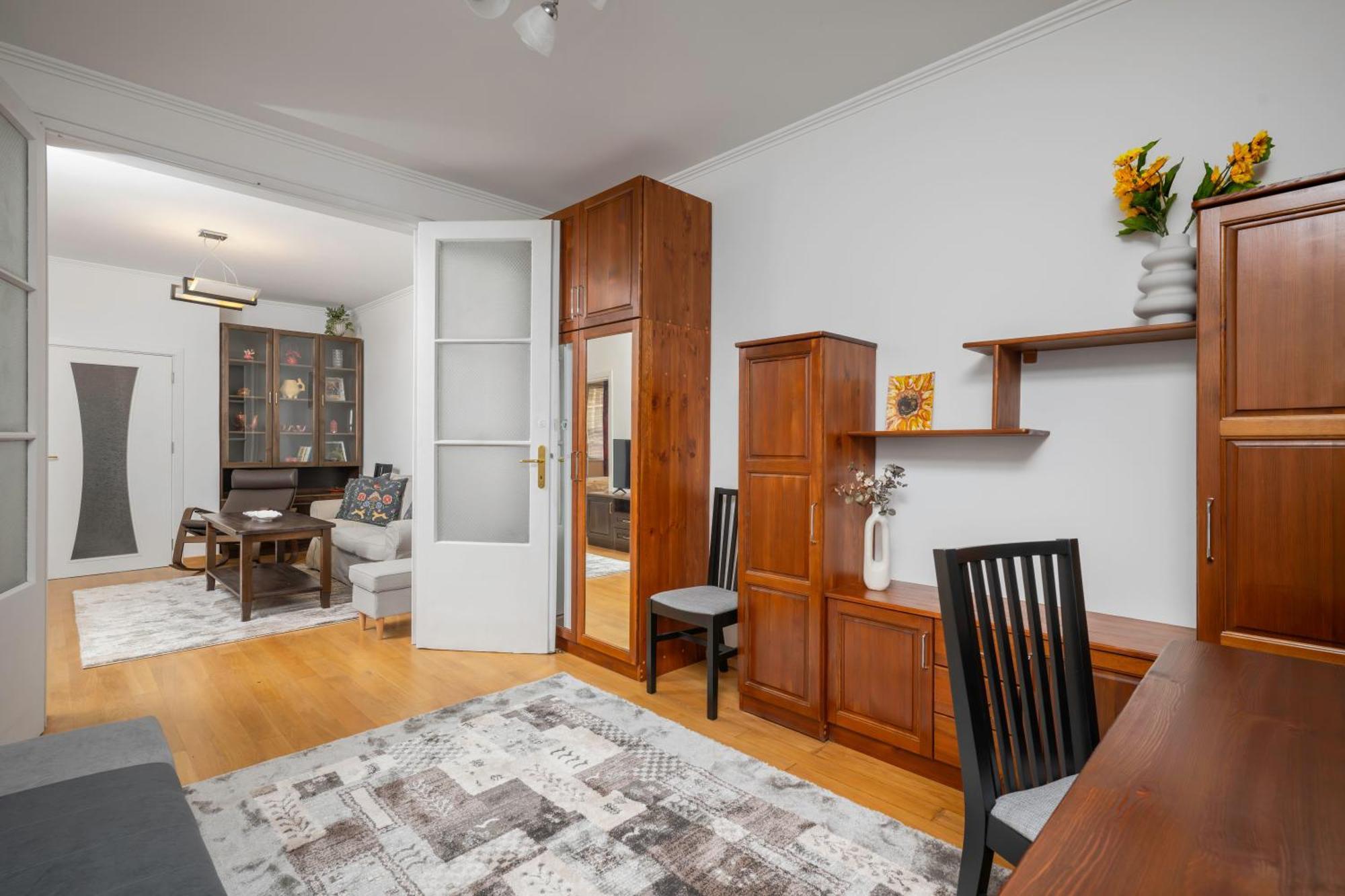 1bd Flat With Desk On Russian Monument Square *