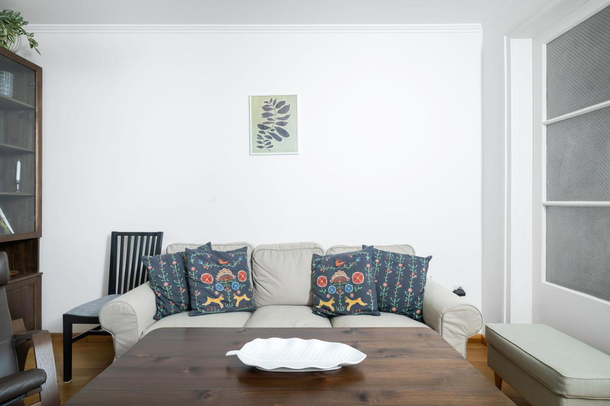 1bd Flat With Desk On Russian Monument Square *