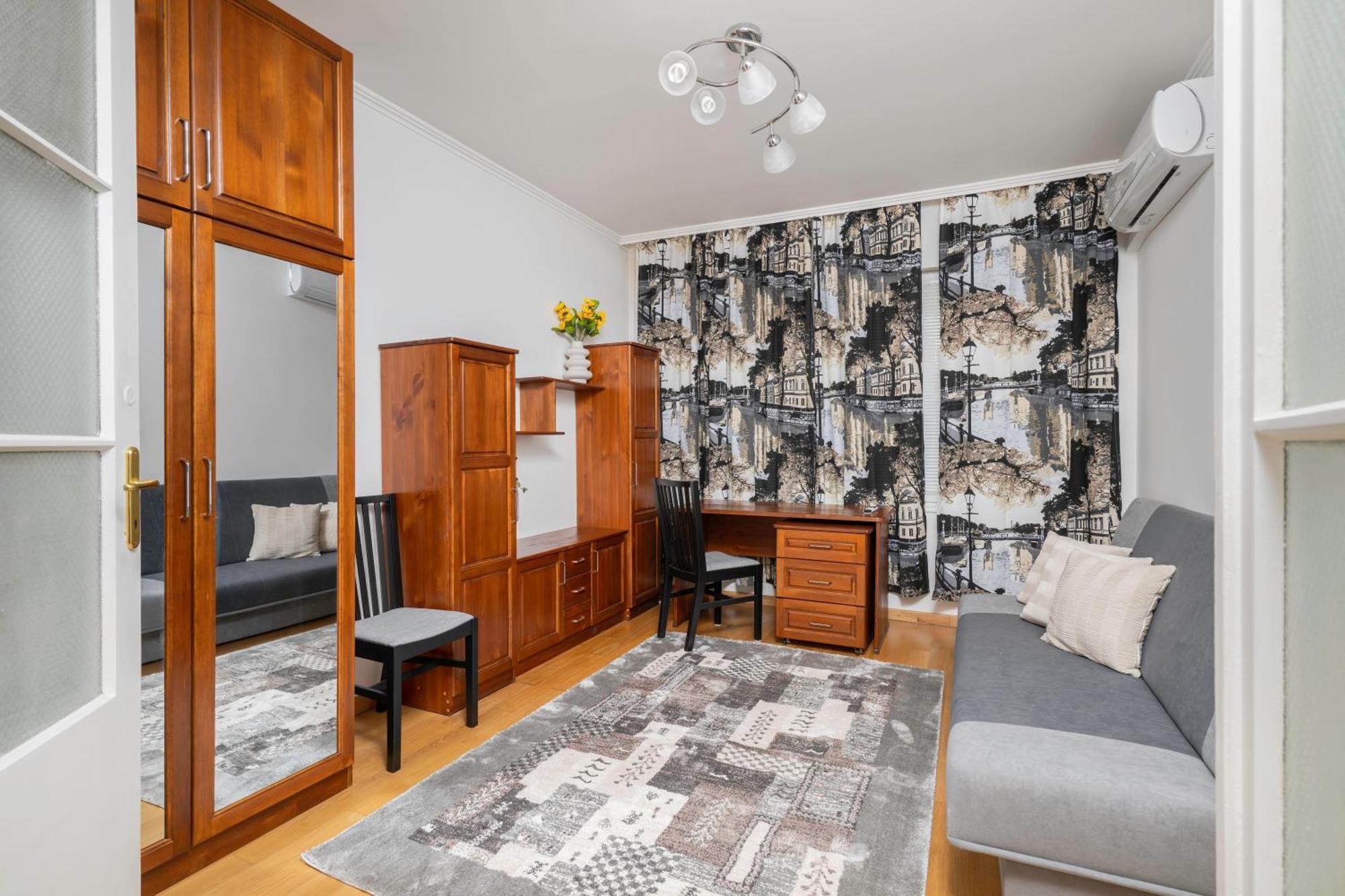 Apartemen 1bd Flat With Desk On Russian Monument Square Sofia